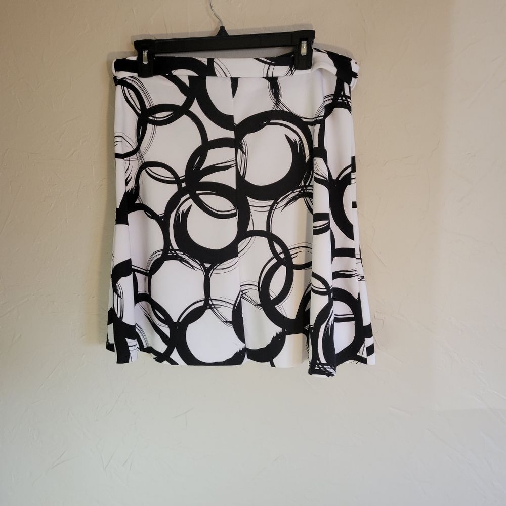 Worthington cream and black midi length skirt with buckle attached belt, sz 14P